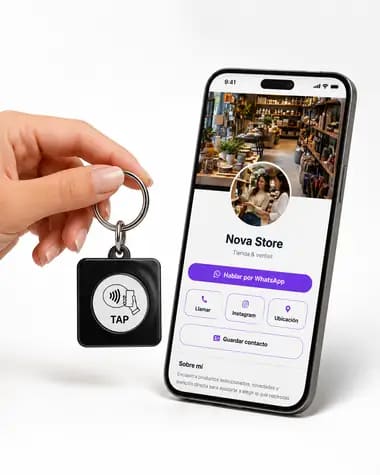Mano sosteniendo un llavero Kawvo junto a un teléfono mostrando el perfil Nova Store