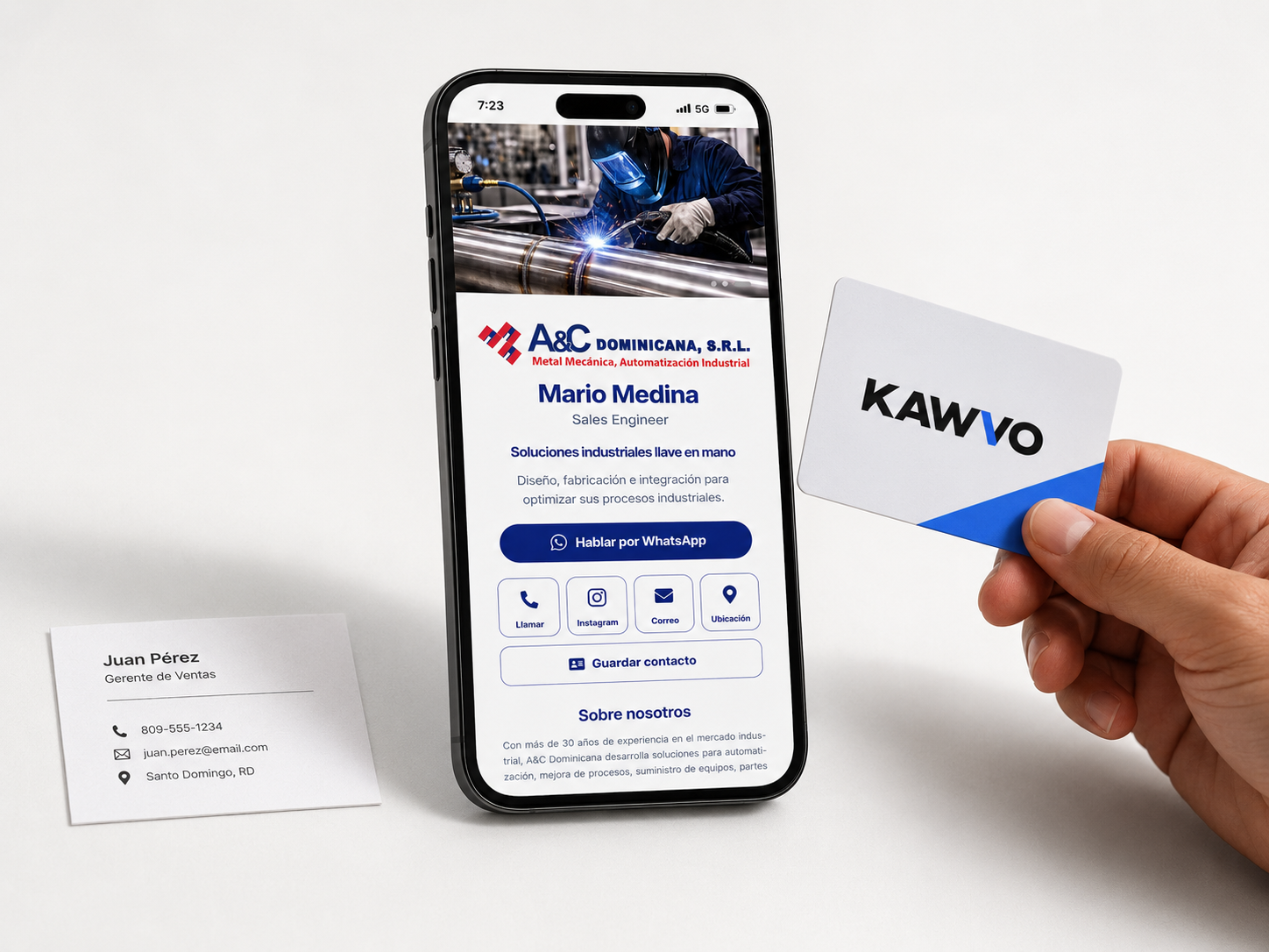 Comparación entre una tarjeta de papel y una tarjeta digital Kawvo con perfil completo en el móvil