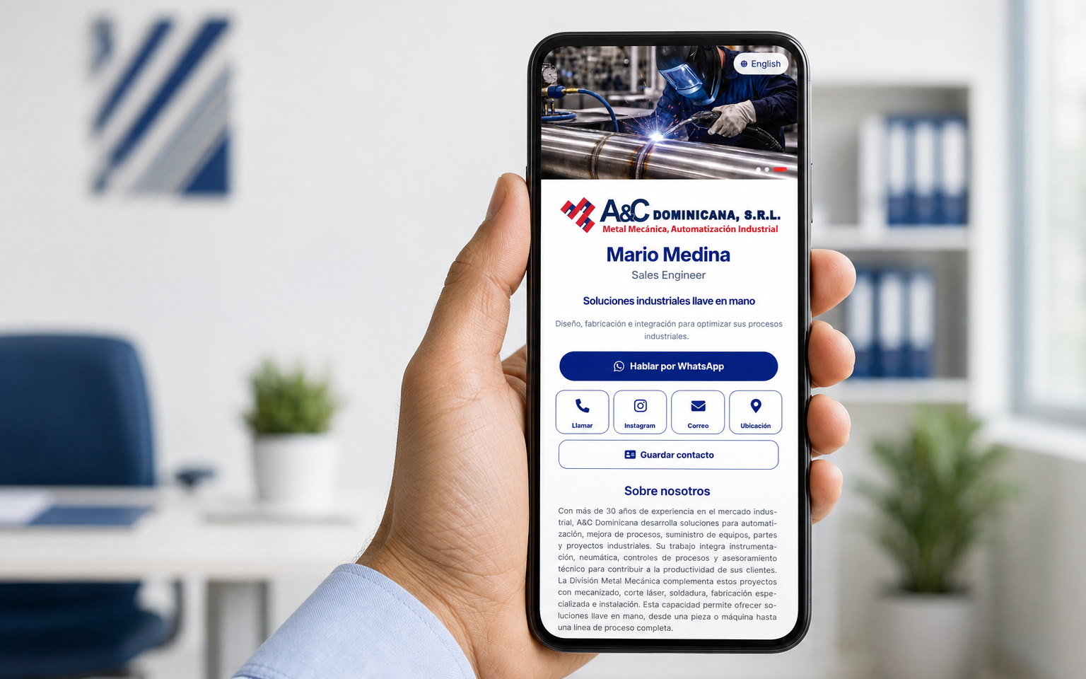 Mano mostrando a cámara el perfil digital completo de A&C Dominicana en un móvil